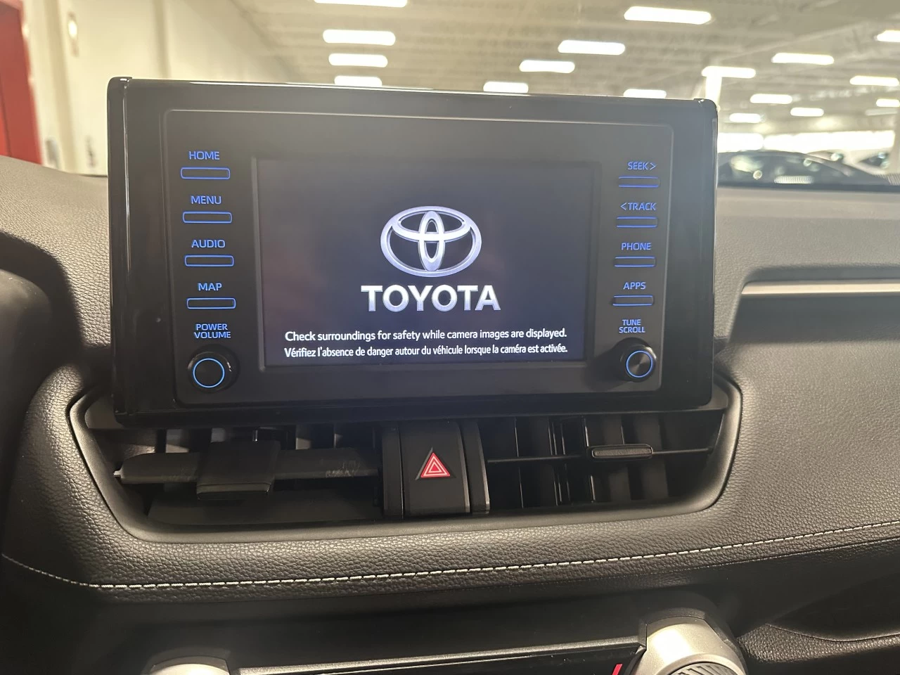 2021 Toyota RAV4
                                                    LE Image principale