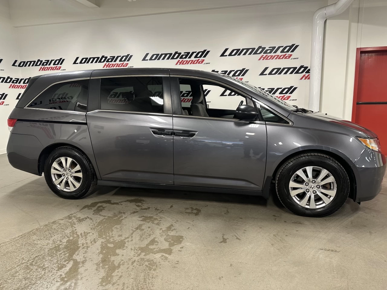 2016 Honda Odyssey SE Main Image