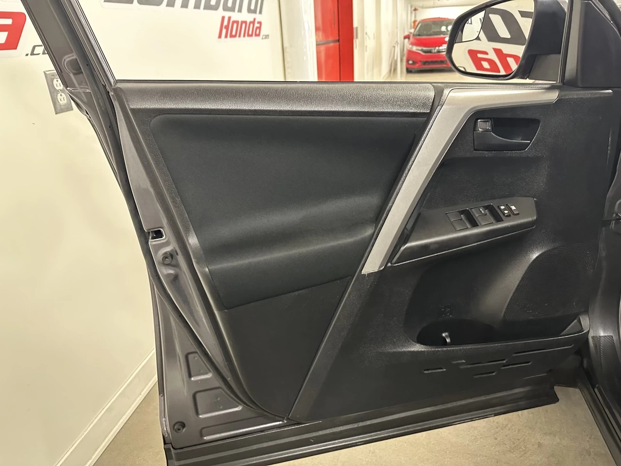 2017 Toyota RAV4 LE Main Image