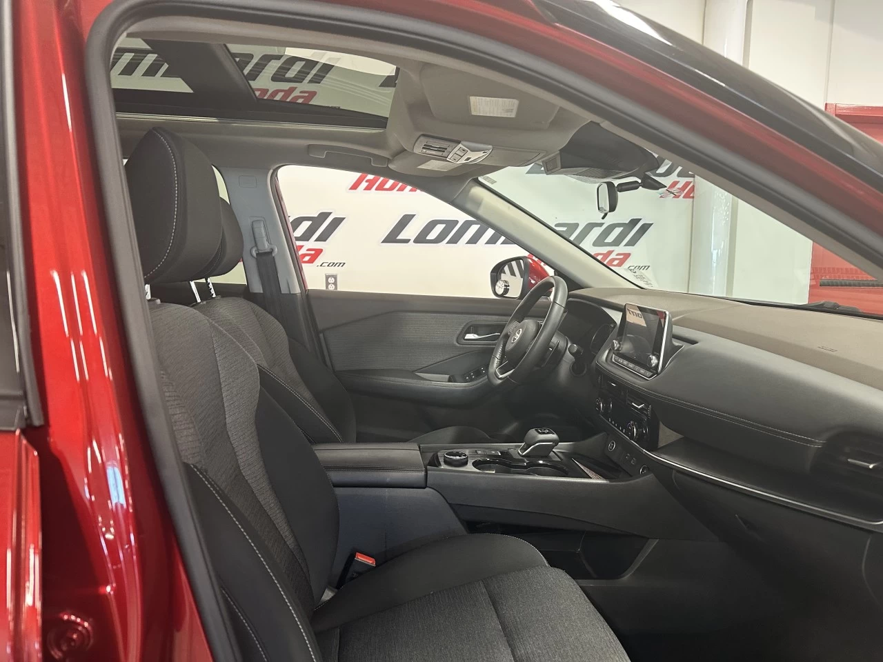 2021 Nissan Rogue
                                                    SV Main Image