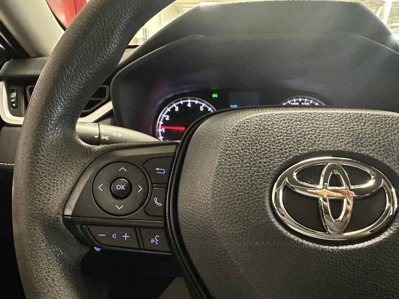 2021 Toyota RAV4
                                                    LE Image principale