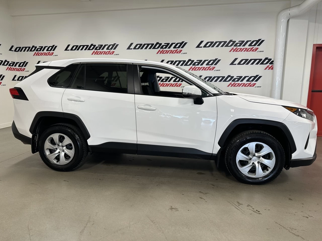 2022 Toyota RAV4 LE Image principale
