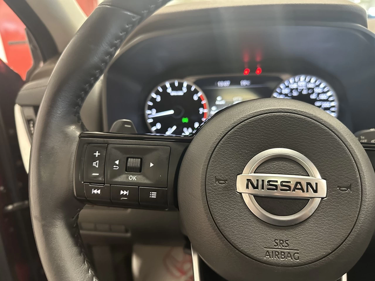 2021 Nissan Rogue
                                                    SV Main Image