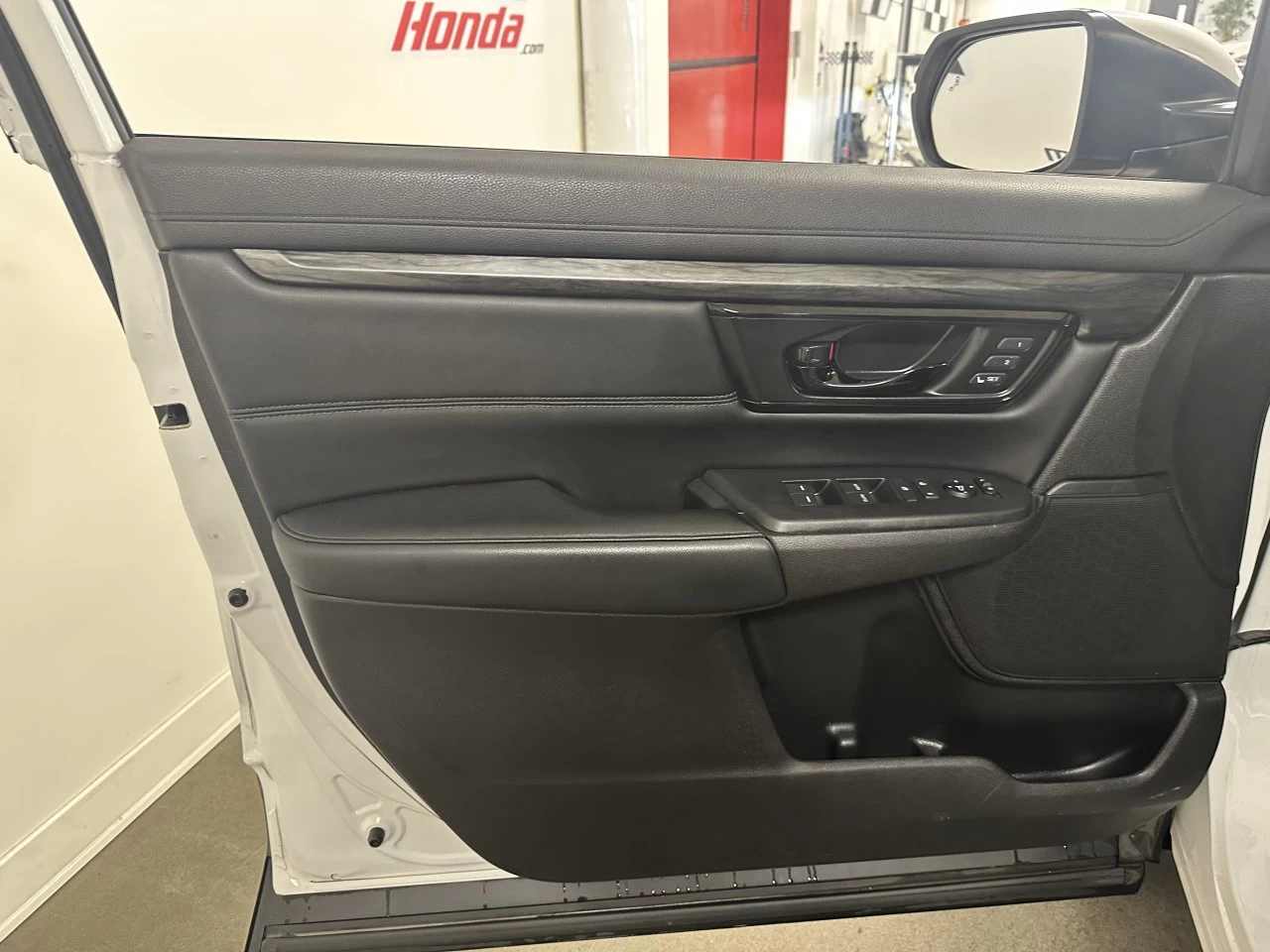 2022 Honda CR-V
                                                    Touring/Black Edition Image principale
