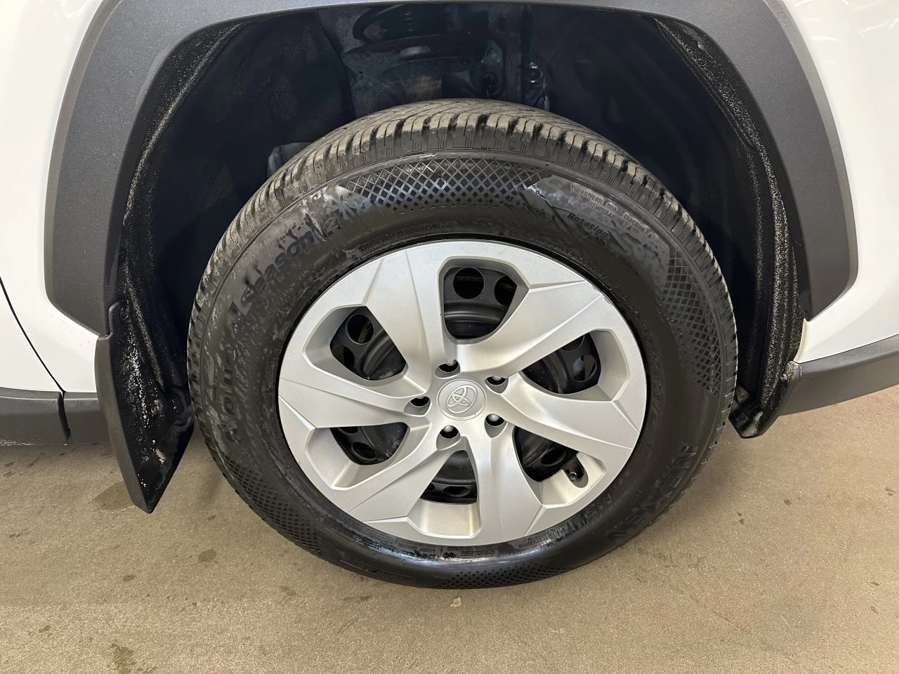 2022 Toyota RAV4 LE Image principale