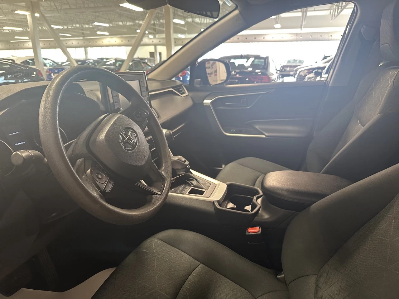 2021 Toyota RAV4
                                                    LE Image principale