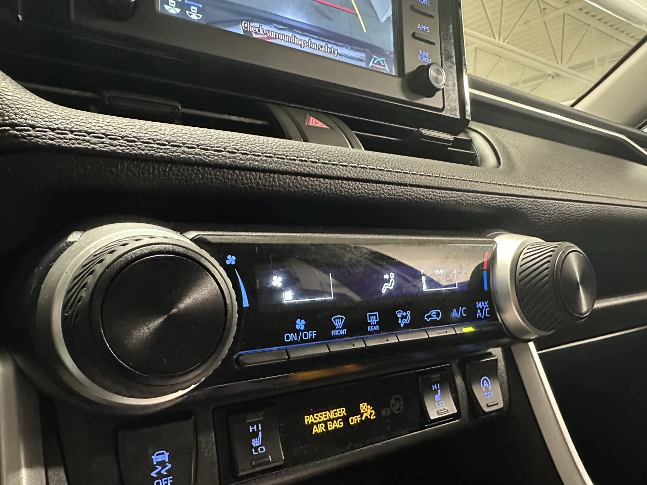 2021 Toyota RAV4
                                                    LE Image principale