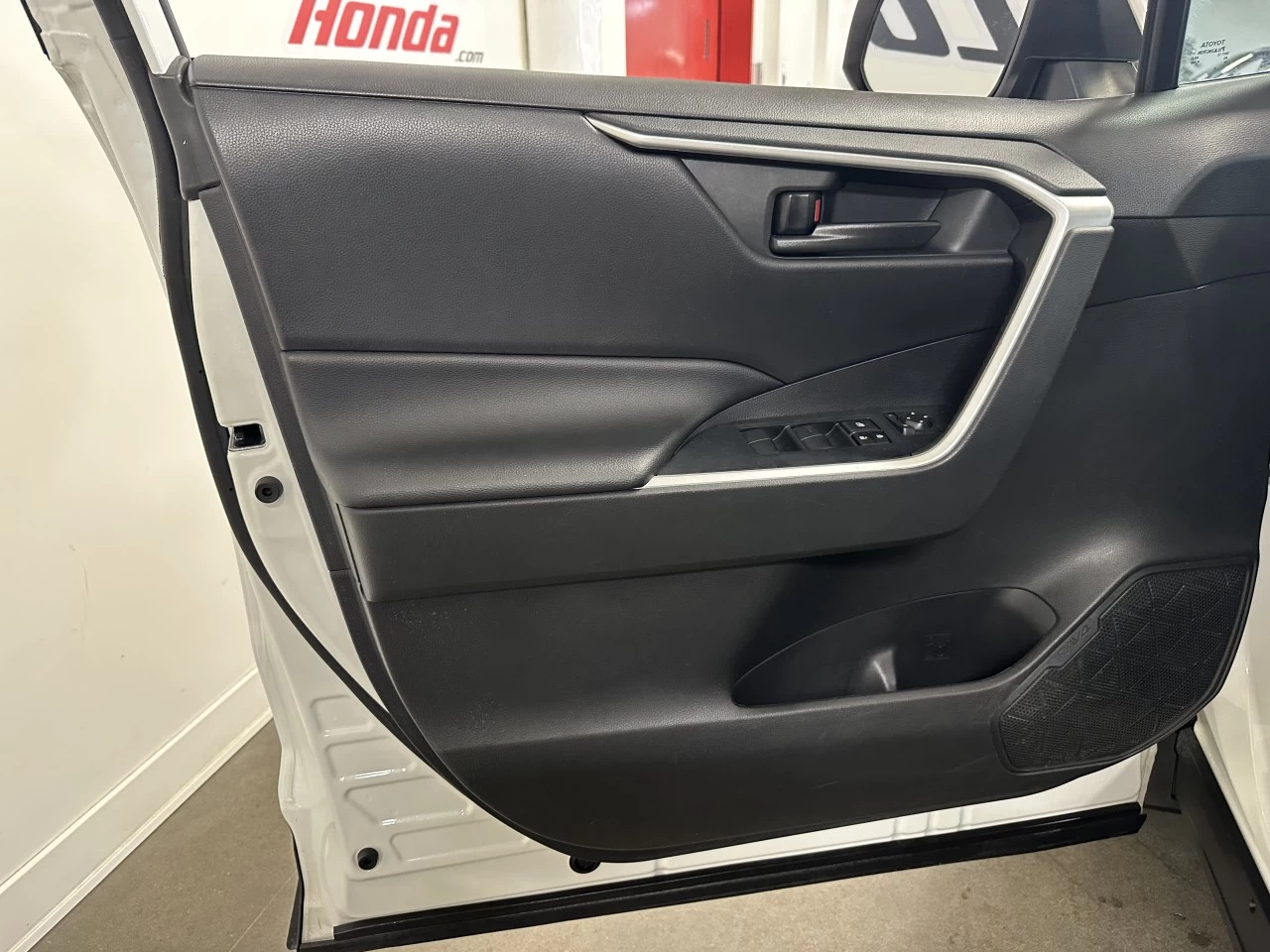 2022 Toyota RAV4 LE Image principale