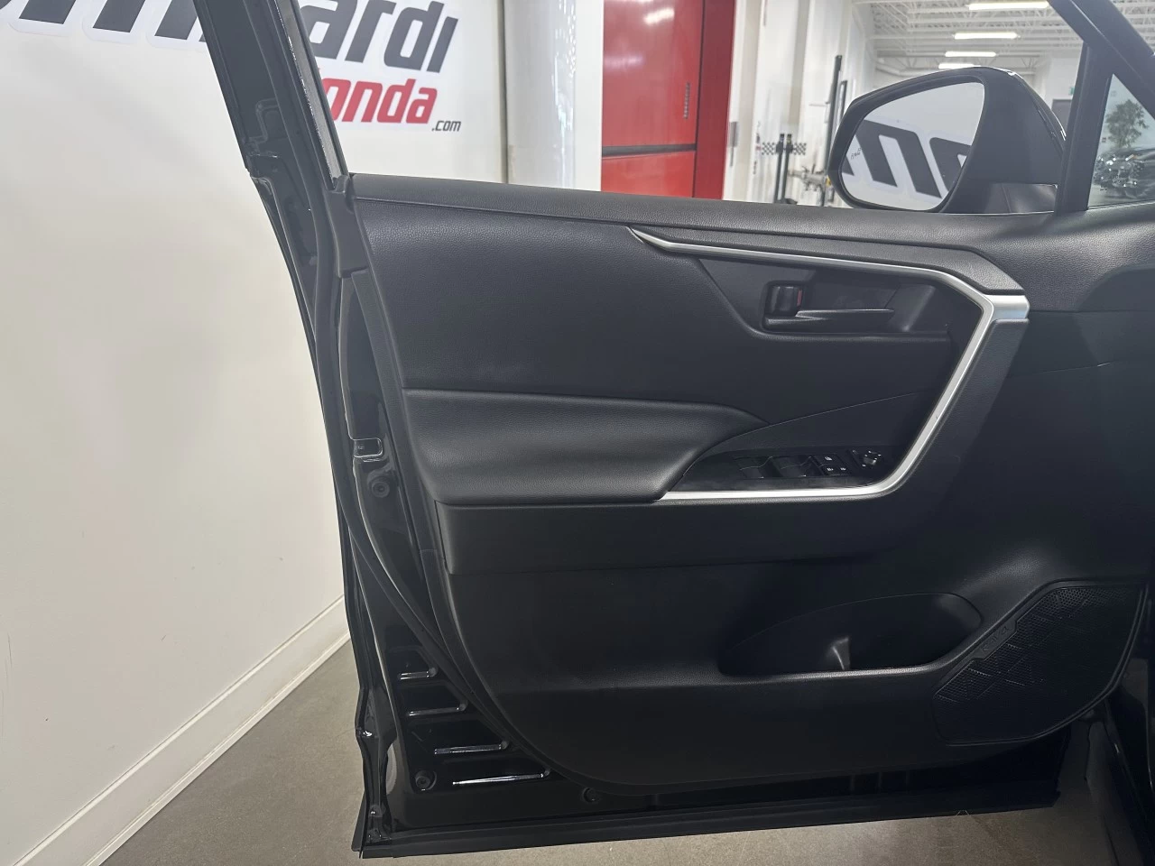 2021 Toyota RAV4
                                                    LE Image principale