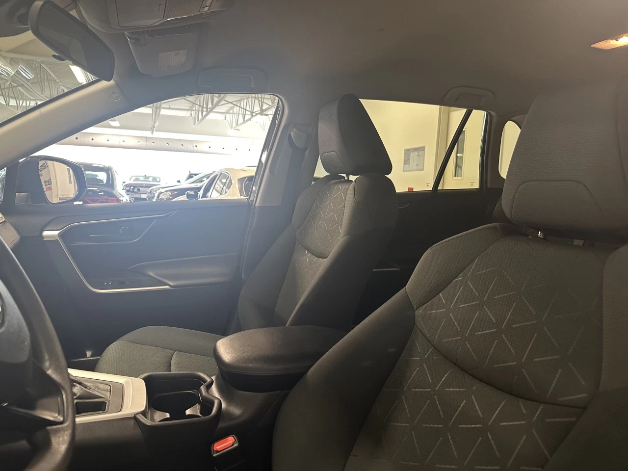 2021 Toyota RAV4
                                                    LE Image principale