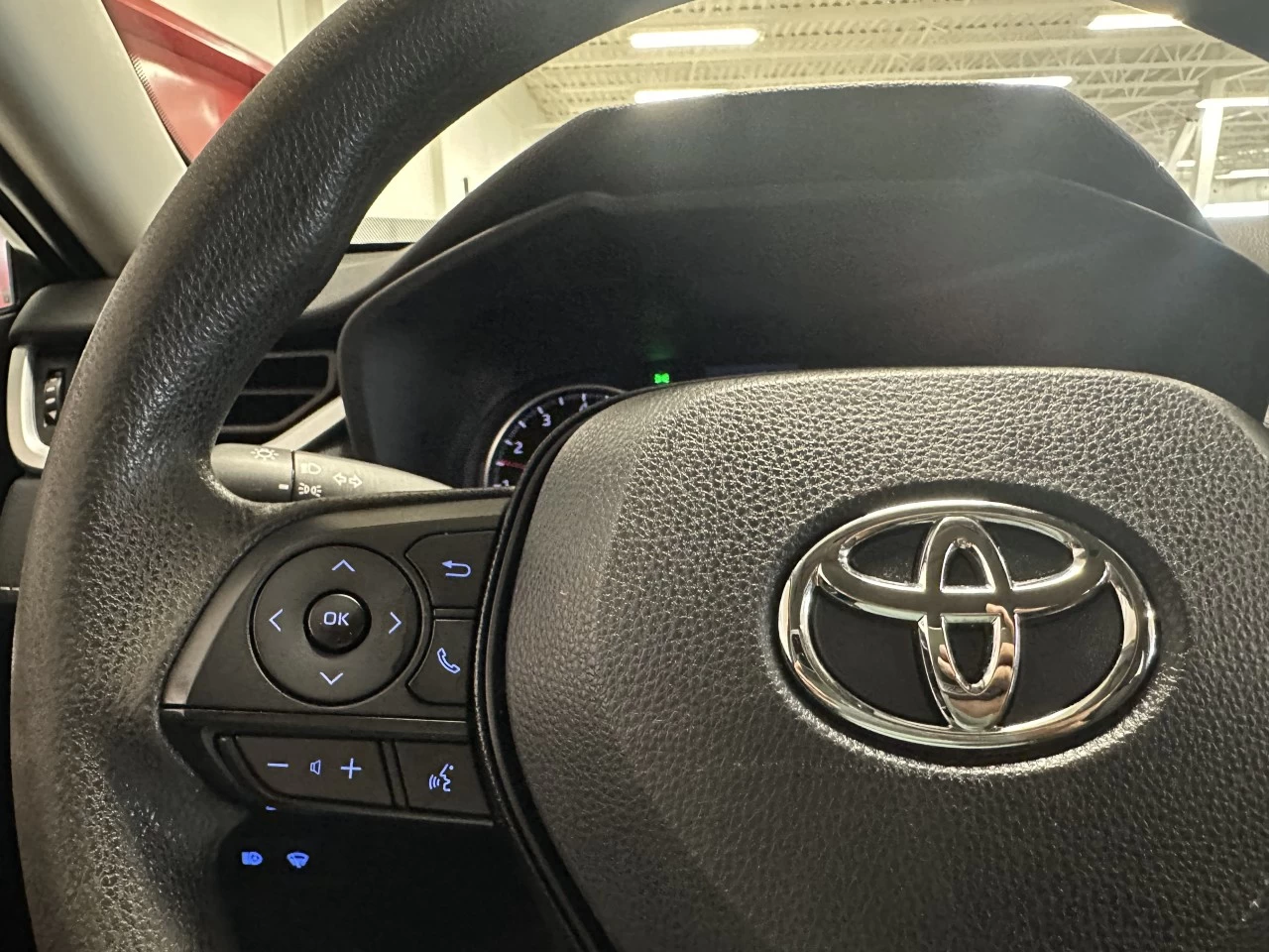 2021 Toyota RAV4
                                                    LE Image principale