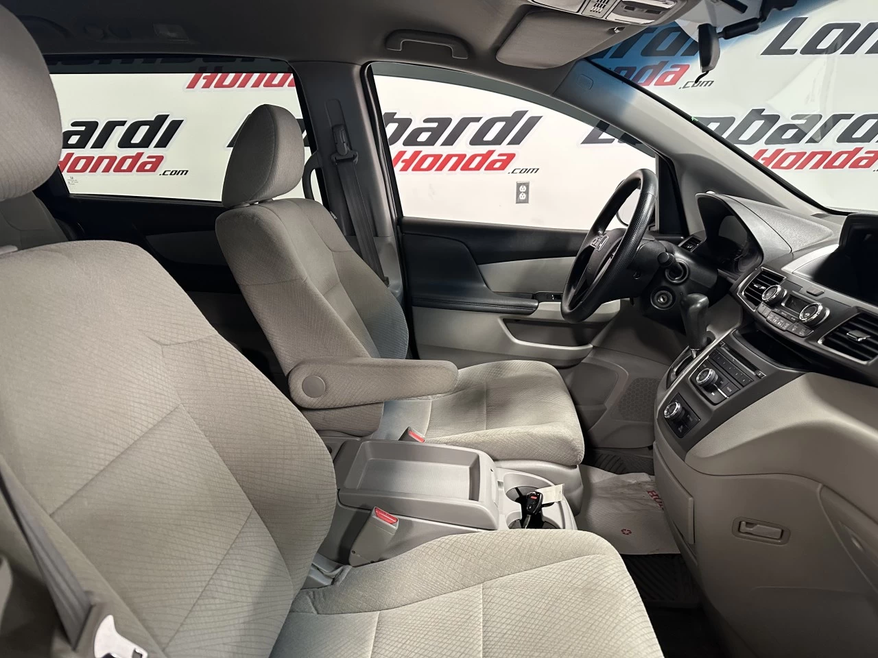 2017 Honda Odyssey SE Main Image