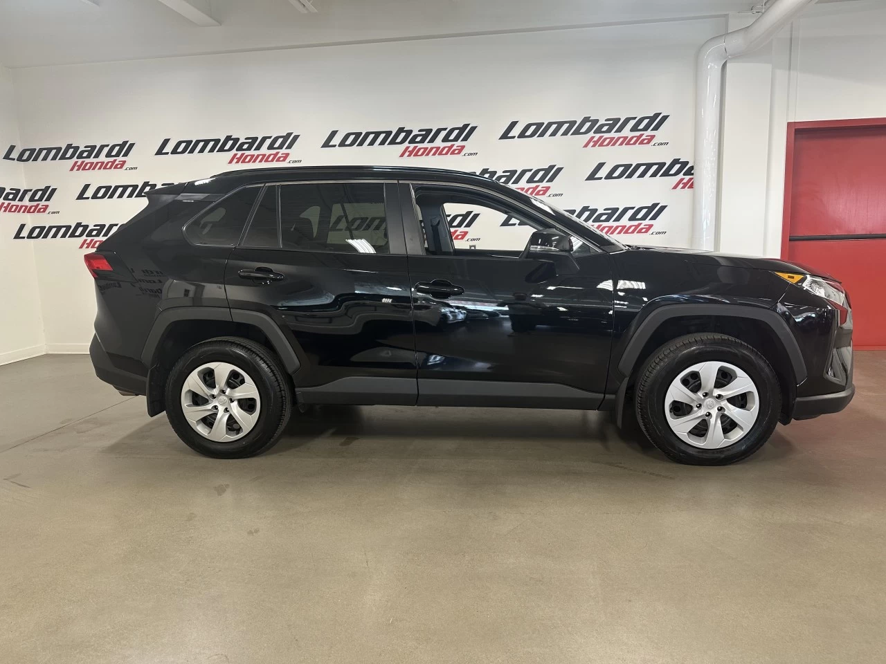 2021 Toyota RAV4
                                                    LE Image principale
