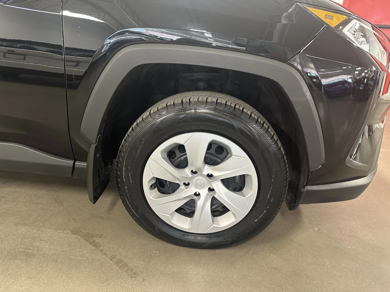 2021 Toyota RAV4
                                                    LE Image principale