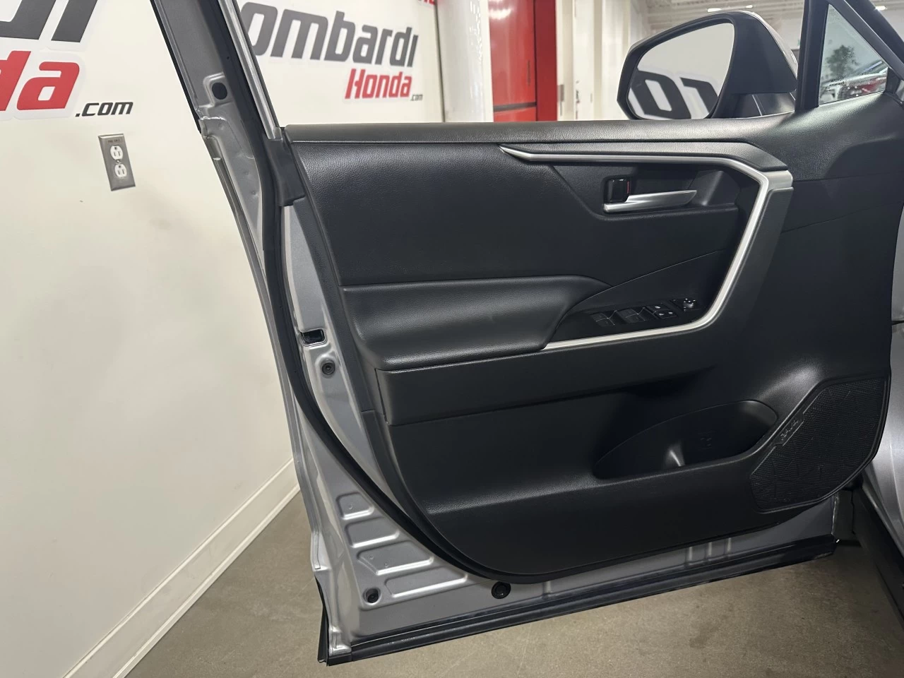 2023 Toyota RAV4 XLE Main Image