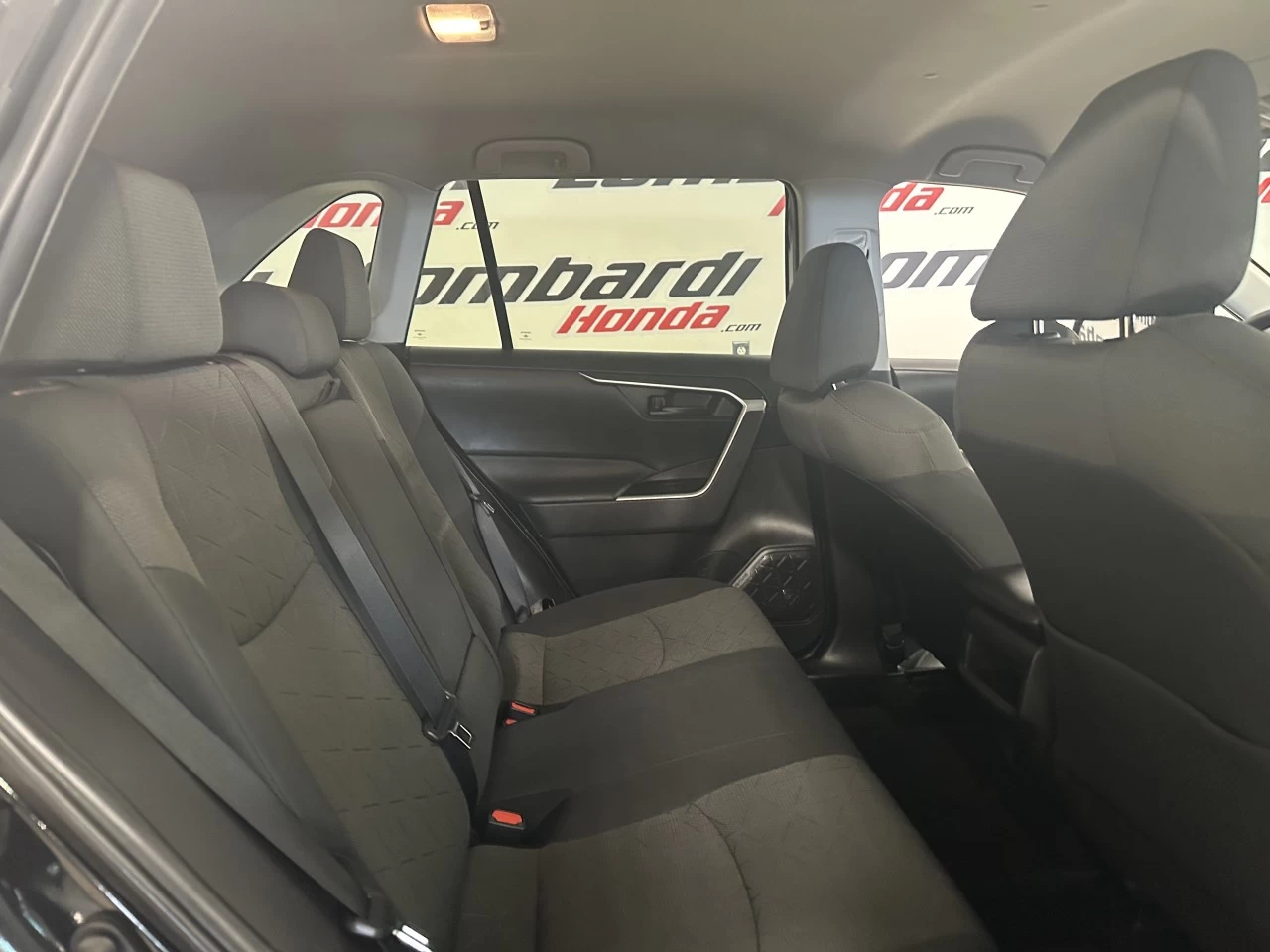 2021 Toyota RAV4
                                                    LE Image principale