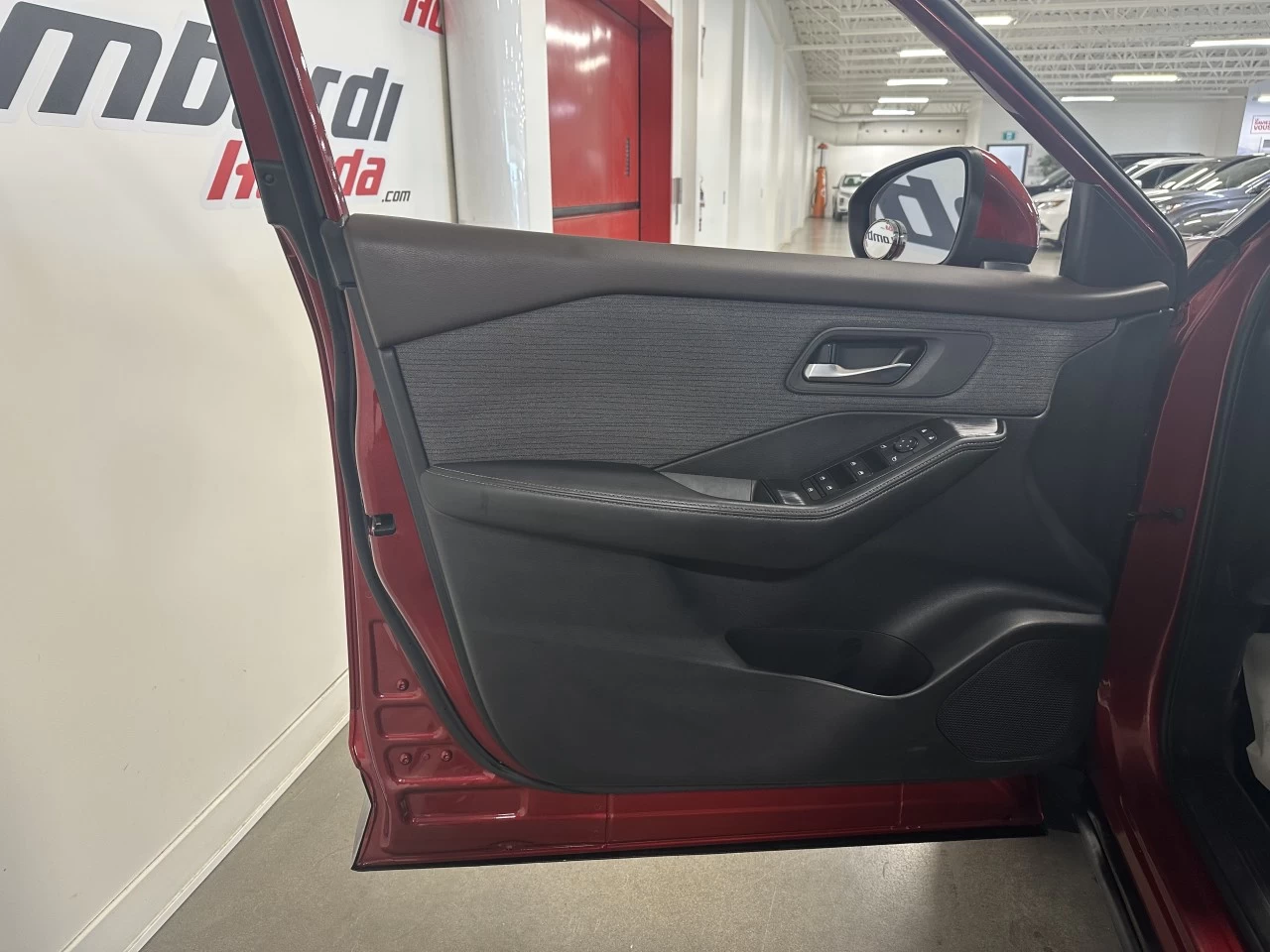 2021 Nissan Rogue
                                                    SV Main Image