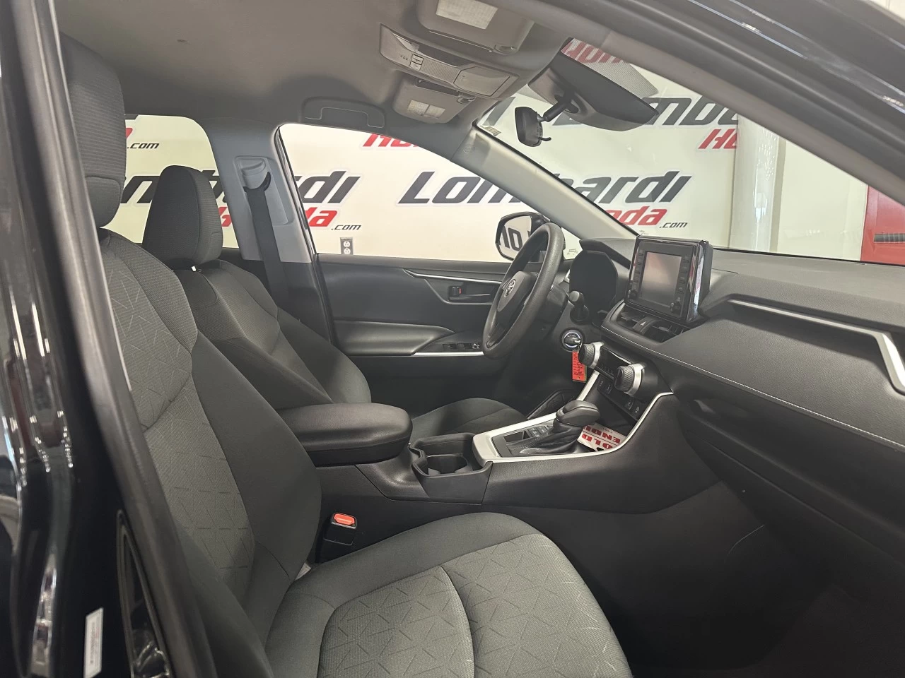 2021 Toyota RAV4
                                                    LE Image principale