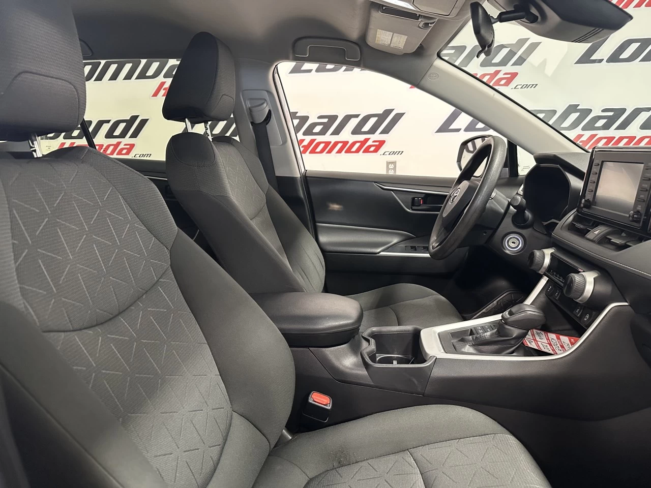 2022 Toyota RAV4 LE Image principale