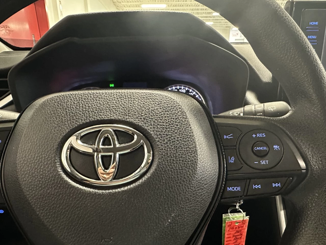 2021 Toyota RAV4
                                                    LE Image principale