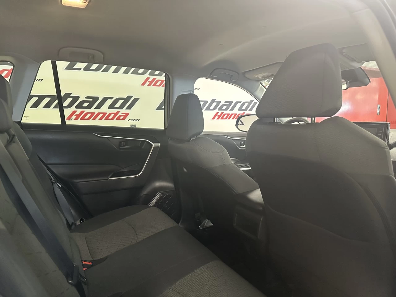 2021 Toyota RAV4
                                                    LE Image principale