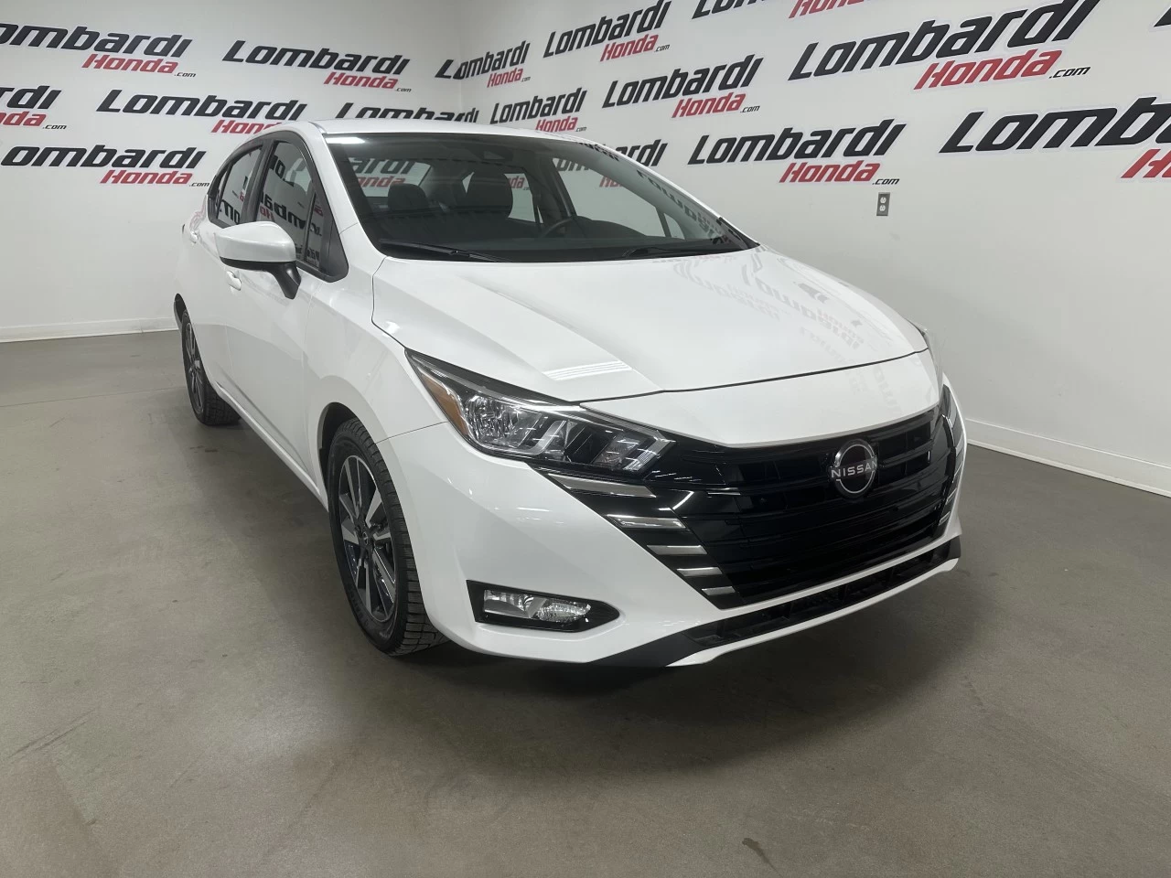 2023 Nissan Versa SV Main Image