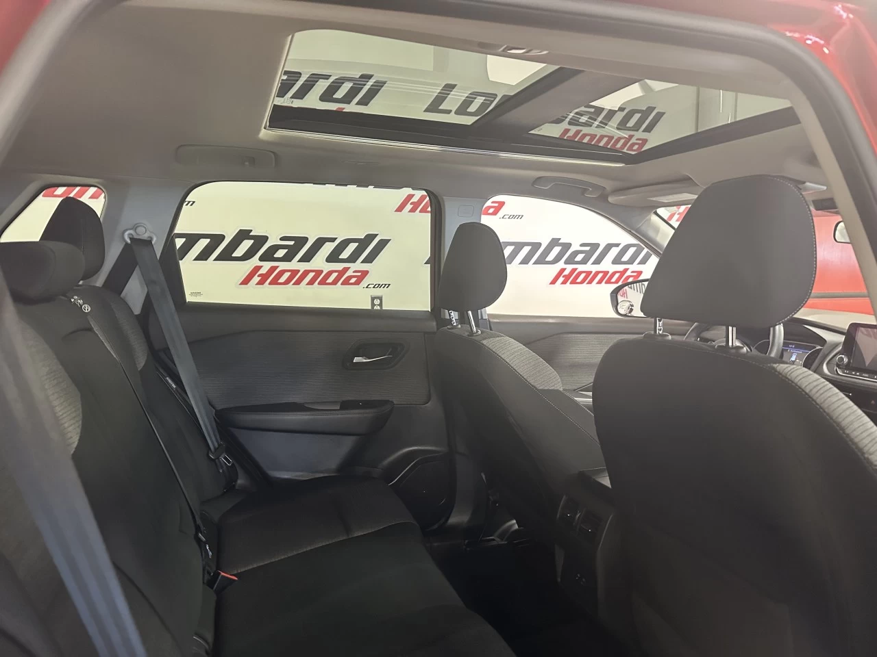 2021 Nissan Rogue
                                                    SV Main Image