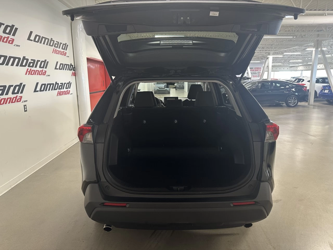 2021 Toyota RAV4
                                                    LE Image principale