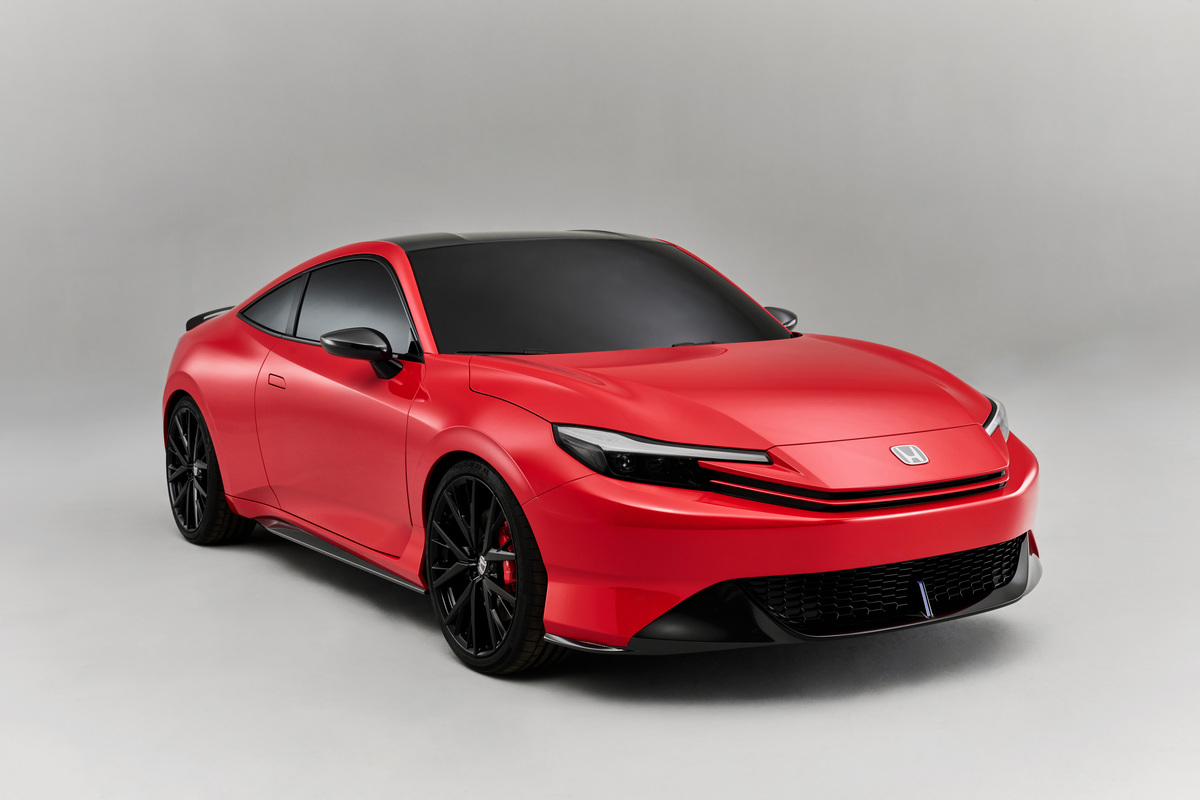 Honda Prelude 2026 rouge, vue avant trois quarts sur fond gris.