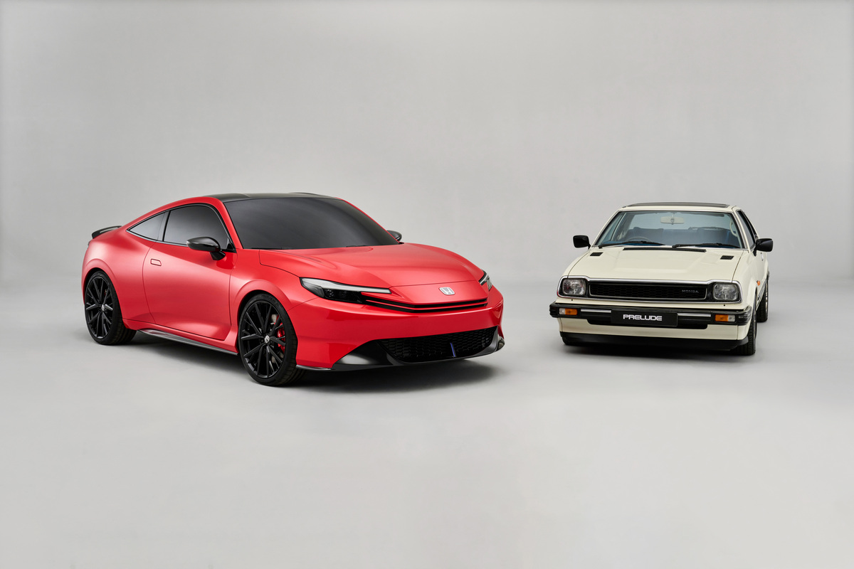 Honda Prelude 2026 rouge à côté du modèle classique de première génération sur fond neutre.