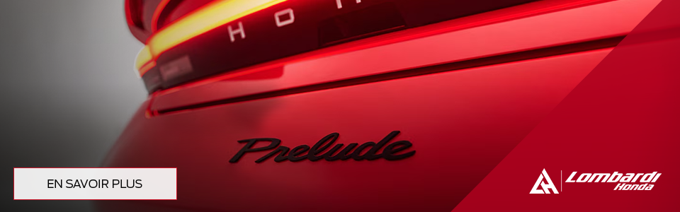 Vue rapprochée du logo Prelude 2026 sur le coffre arrière, avec le slogan de Lombardi Honda.