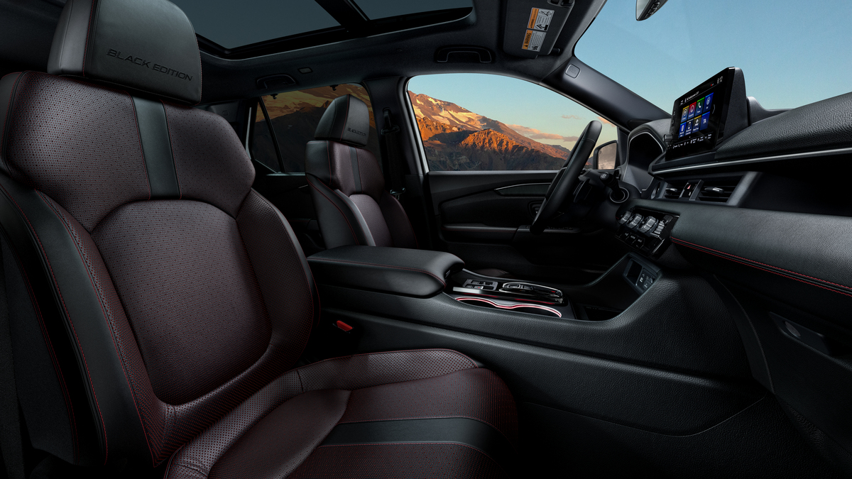 interior Pilot 2024. SUV cabin. Honda Pilot. 2024 model. luxurious interior. modern dashboard. onboard technology. leather seats. interior comfort. passenger space. sleek design. high-end equipment. central console. touch screen. premium audio system. refined finishes. automatic climate control. multifunction steering wheel. interior ergonomics. driving experience. advanced connectivity. interior ambiance. LED lighting. quality materials. advanced safety.