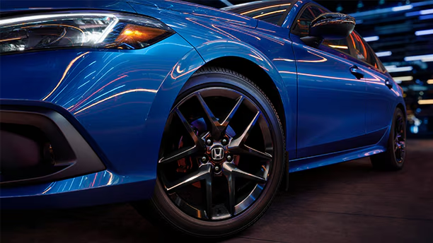 Honda Civic bleu. Rotation des roues. Véhicules d'occasion certifiés.