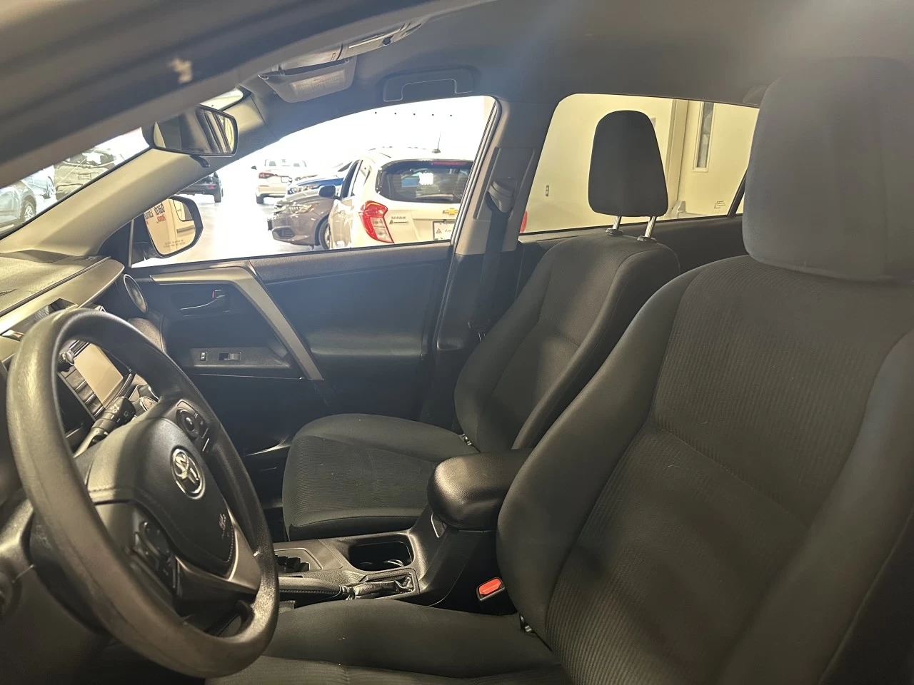 2018 Toyota RAV4 LE Image principale