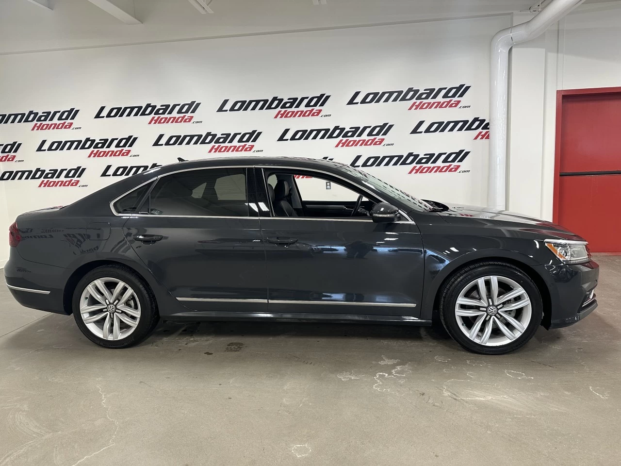 2017 Volkswagen Passat Highline Main Image