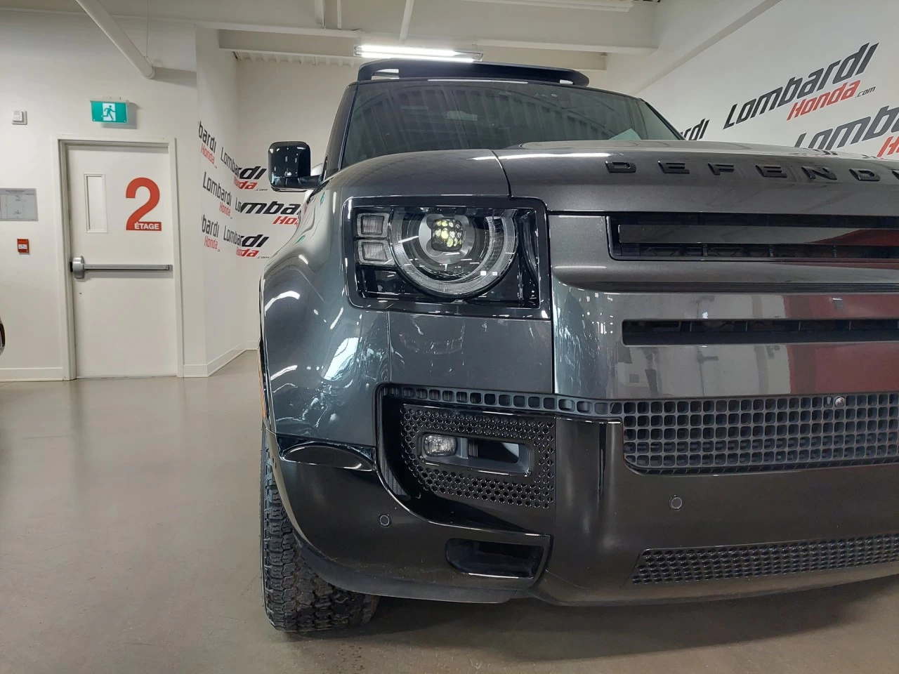 2023 Land Rover Defender
                                                    110 P400 X-Dynamic SE Carpathian Grey Image principale