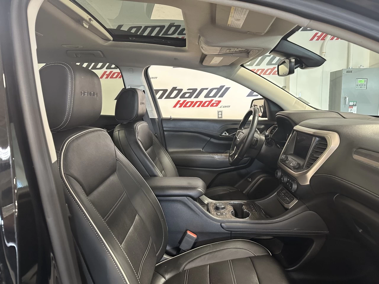 2023 GMC Acadia Denali Image principale