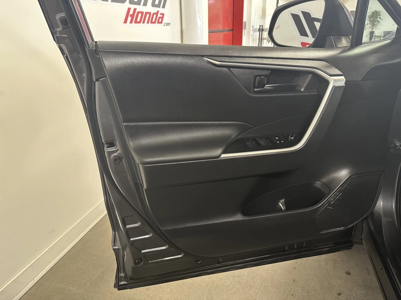 2023 Toyota RAV4
                                                    LE Image principale