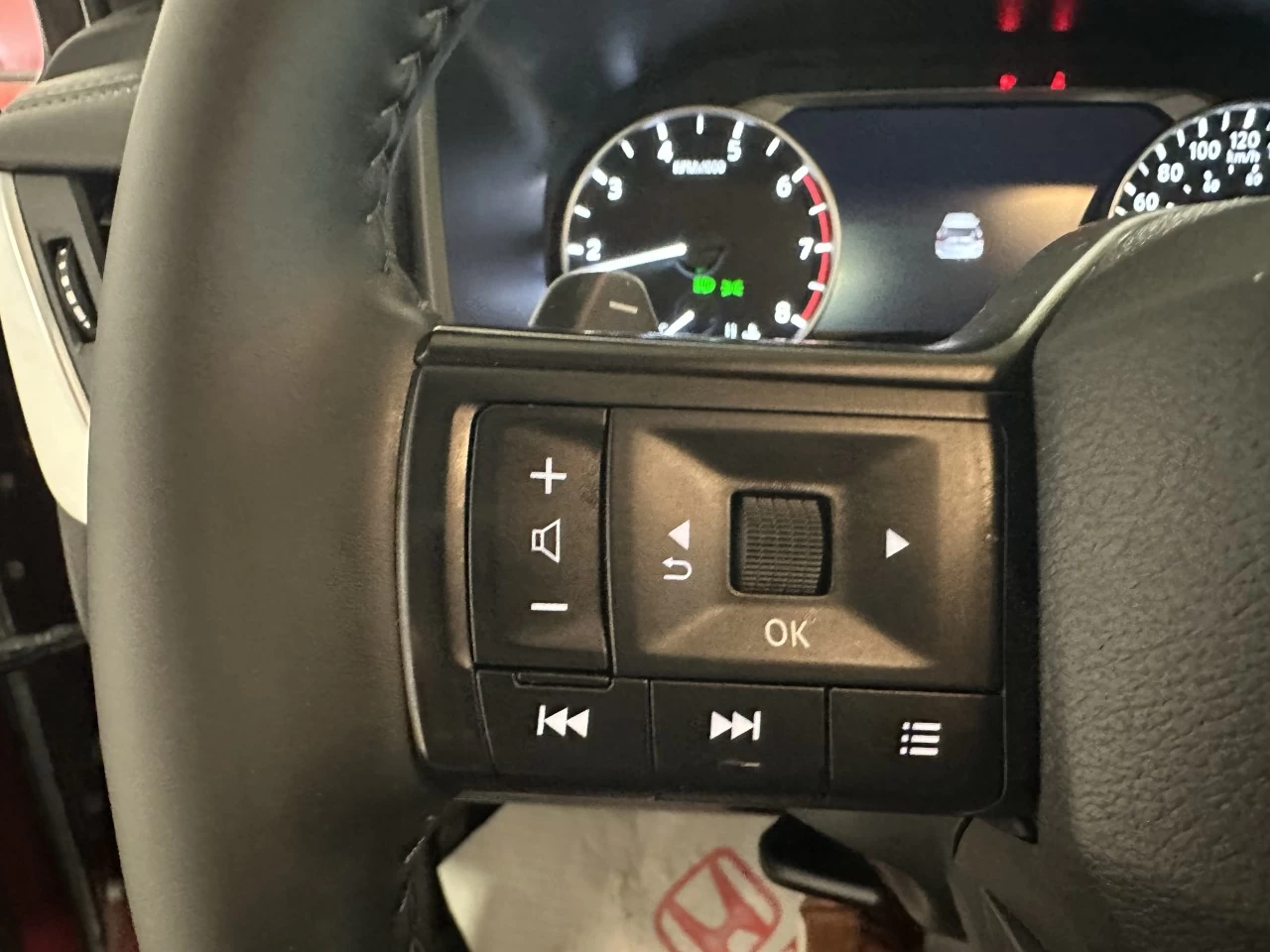 2025 Nissan Rogue SV Main Image