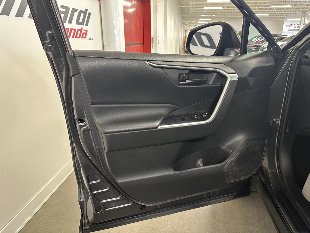 2023 Toyota RAV4 LE Image principale