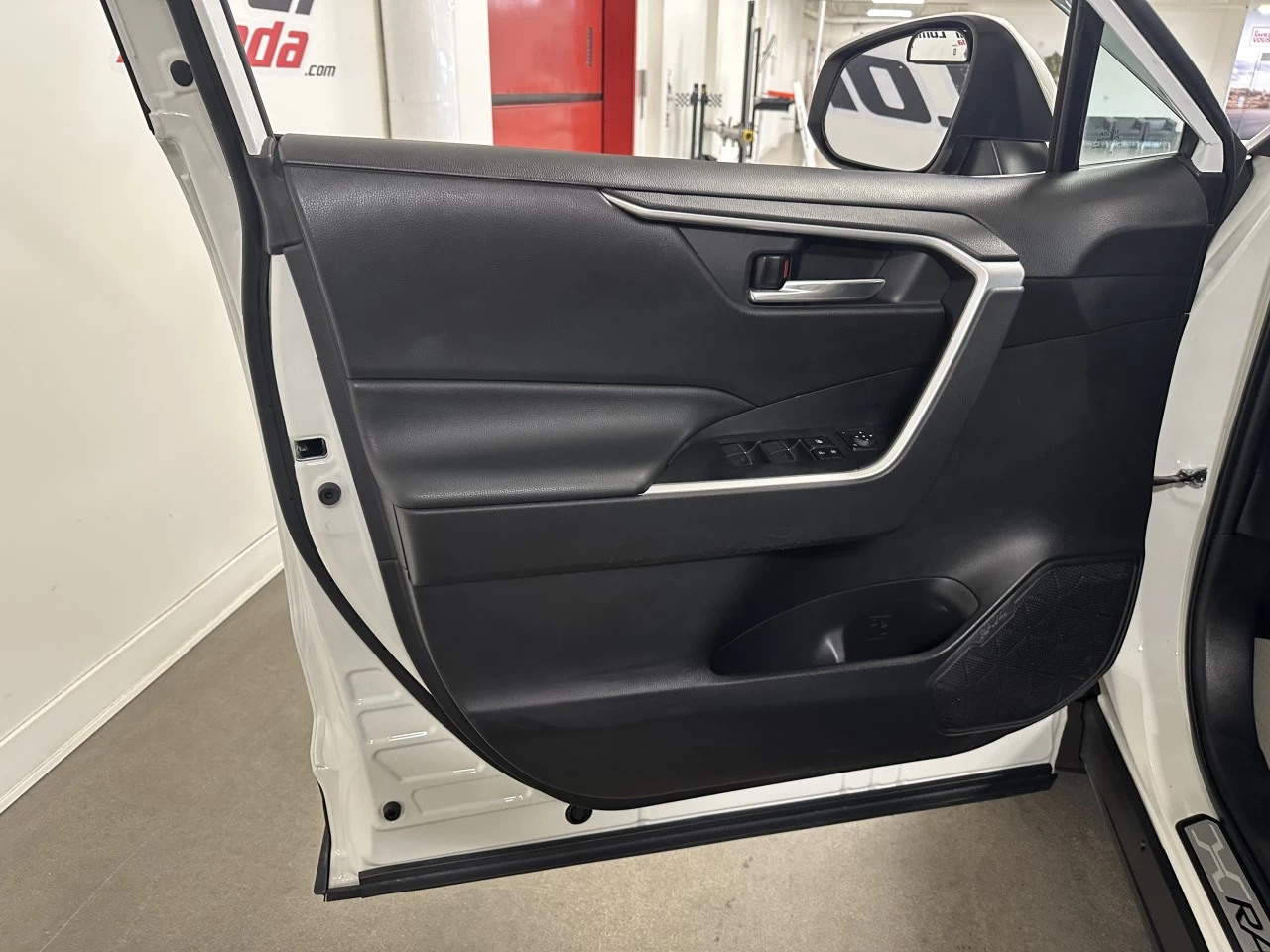 2022 Toyota RAV4
                                                    XLE Image principale