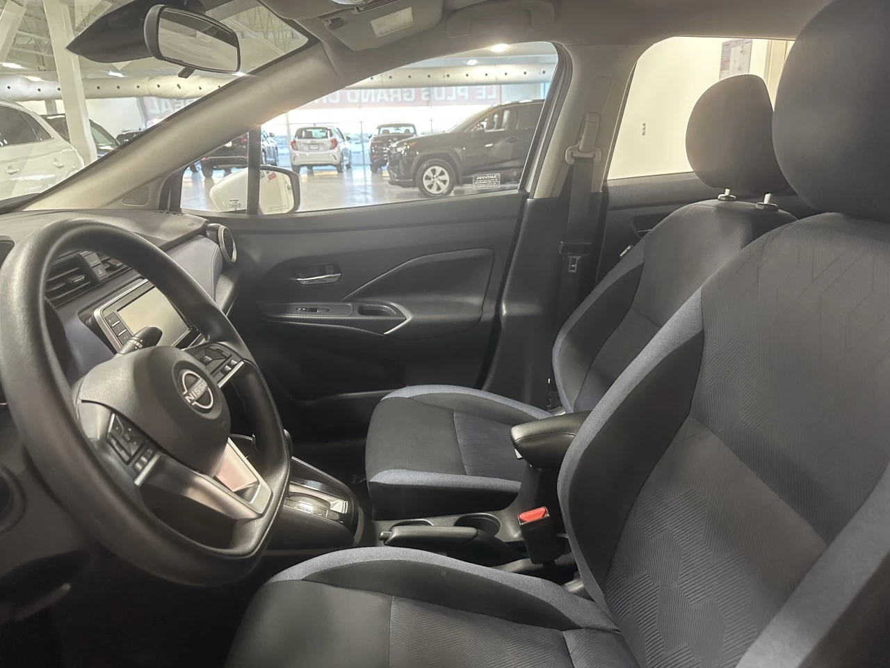 2023 Nissan Versa SV Image principale