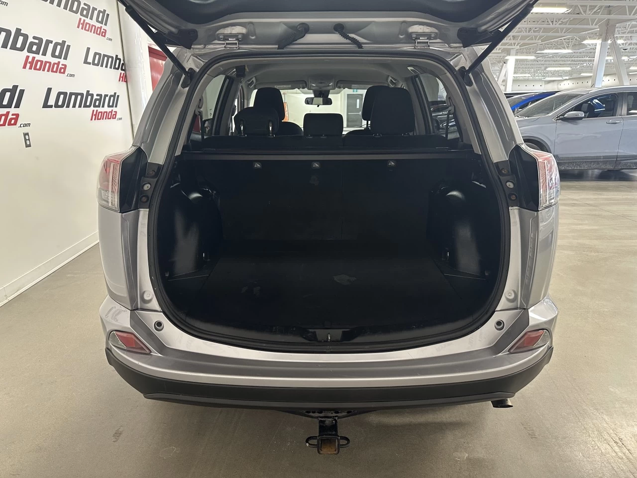 2018 Toyota RAV4 LE Image principale