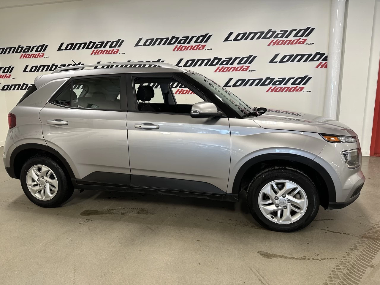 2023 Hyundai Venue Preferred Main Image