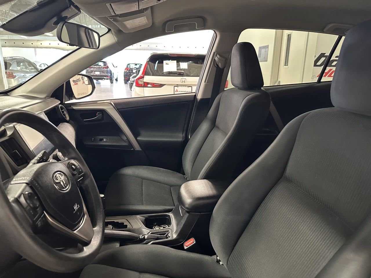 2017 Toyota RAV4 LE Image principale