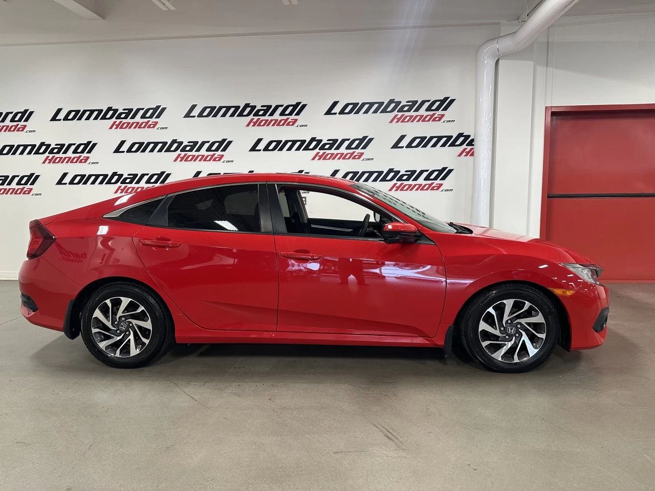 2017 Honda Civic
                                                    EX Main Image