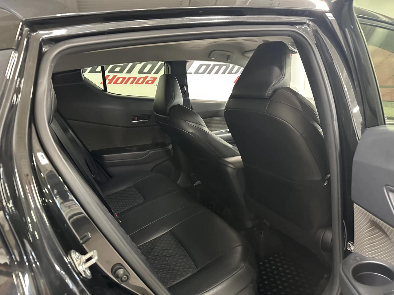 2020 Toyota C-HR XLE Image principale