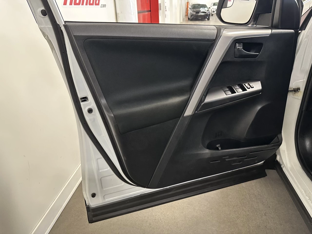 2018 Toyota RAV4 LE Main Image