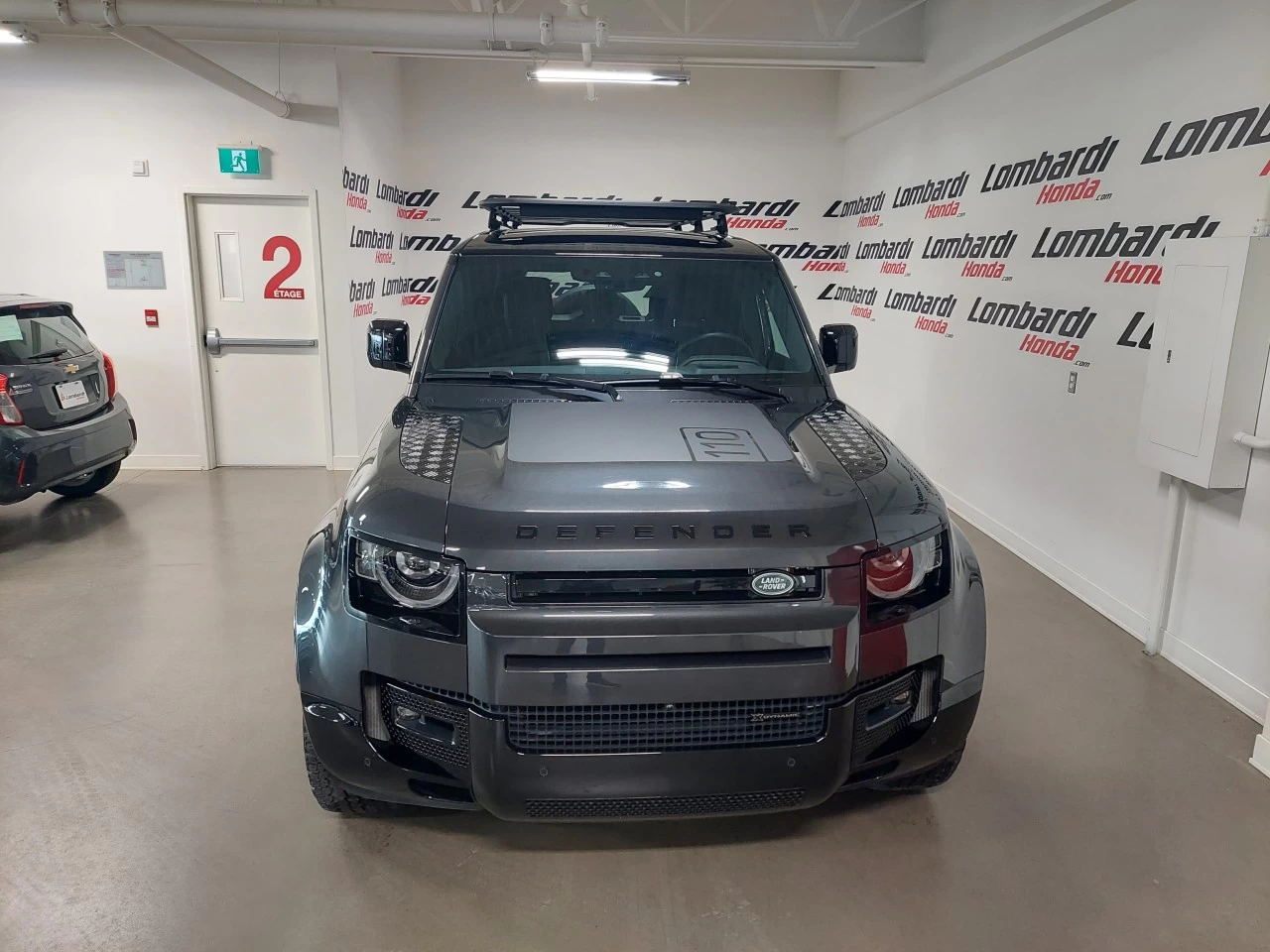 2023 Land Rover Defender
                                                    110 P400 X-Dynamic SE Carpathian Grey Image principale