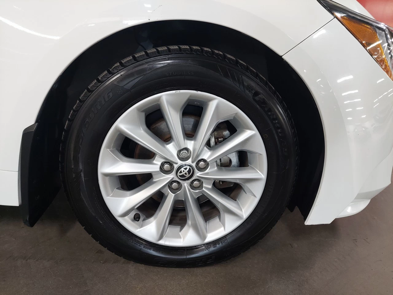 2020 Toyota Corolla LE https://www.lombardihonda.com/resize/b990ff35b810a3abc0cc817b2ca24889-1